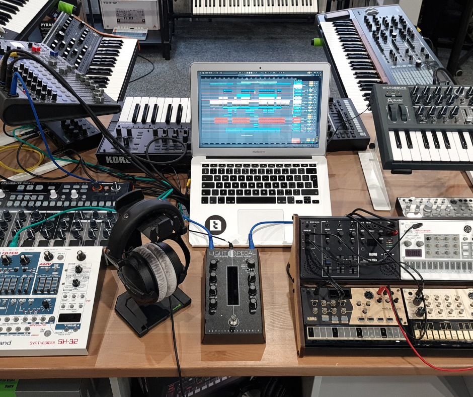 Kinh nghiệm setup hệ thống âm thanh ánh sáng Bar-lounge hiệu quả 5 Kinh-nghiem-ve-setup-he-thong-am-thanh-anh-sang-Bar-Lounge-Lua-chon-thiet-bi-am-thanh-phu-hop-voi-quy-mo-Bar-Lounge