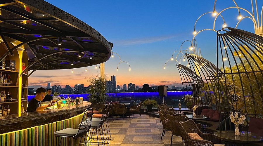 aira sky bar lounge at